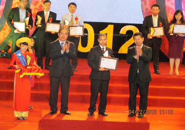 Ông Nguyễn Phi Cường nhận giải Sao Khuê 2012